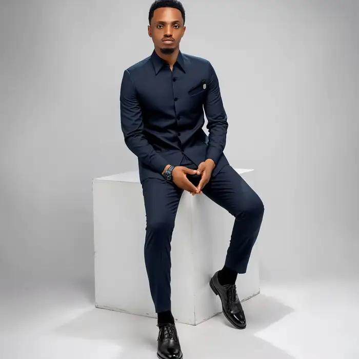 Costume bleu marine homme personnalisable haute qualité pour occasions spéciales élégant ajusté à vos préférences