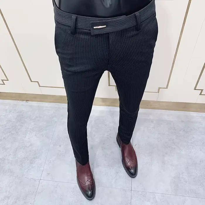 Pantalon slim à rayures pour homme