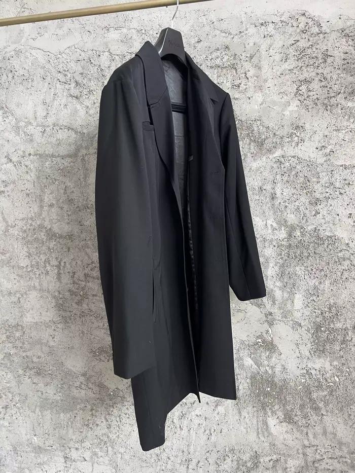Un costume noir avec un revers incliné