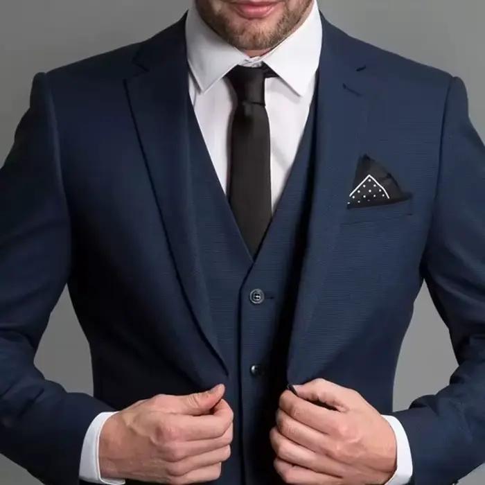 Costume d'affaires bleu marine trois pièces avec revers crantés pour hommes, élégant pour mariages et événements d'affaires