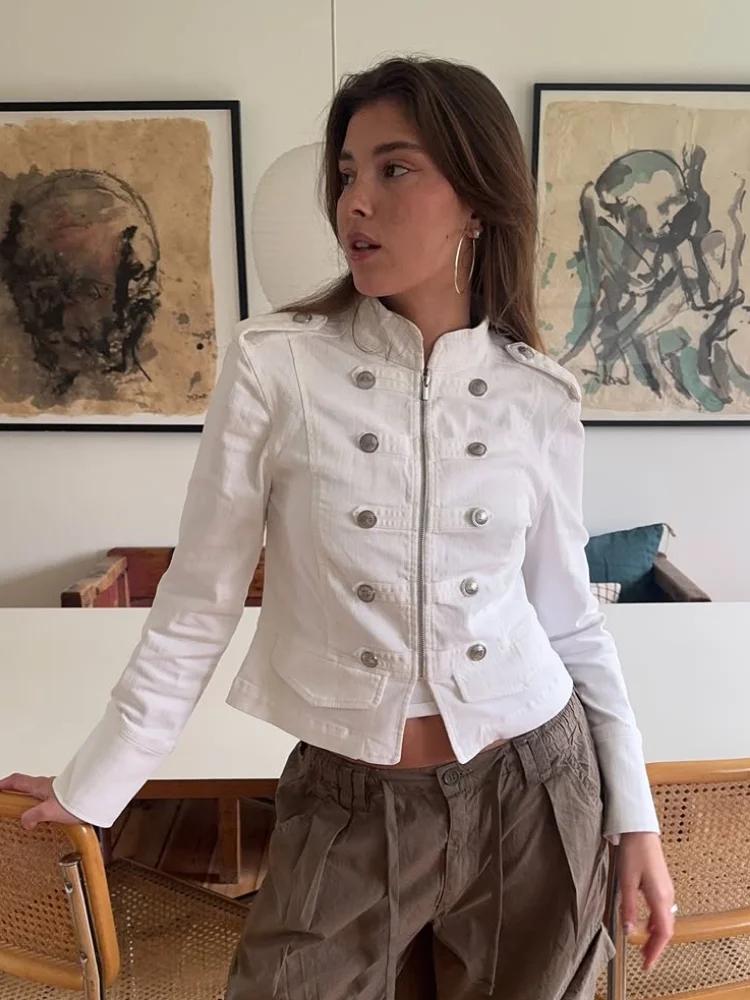 Veste blanche minimaliste à col montant structuré