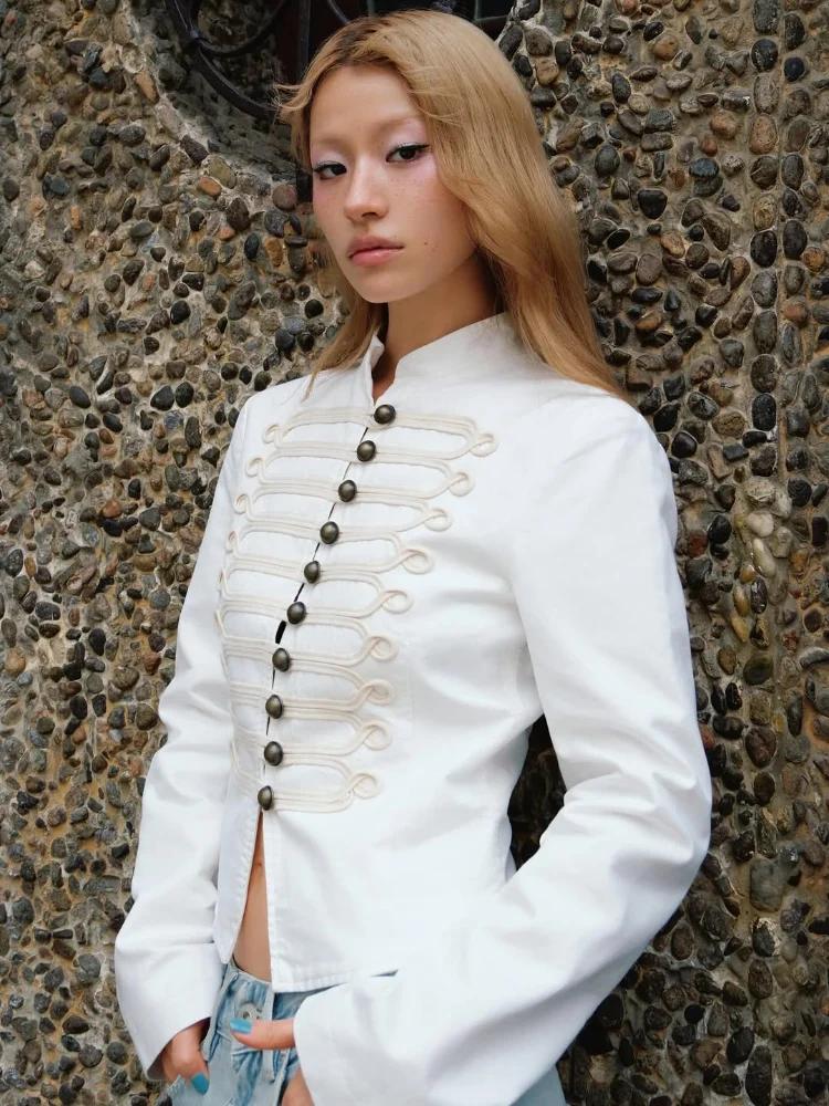 Veste blanche minimaliste à col montant structuré