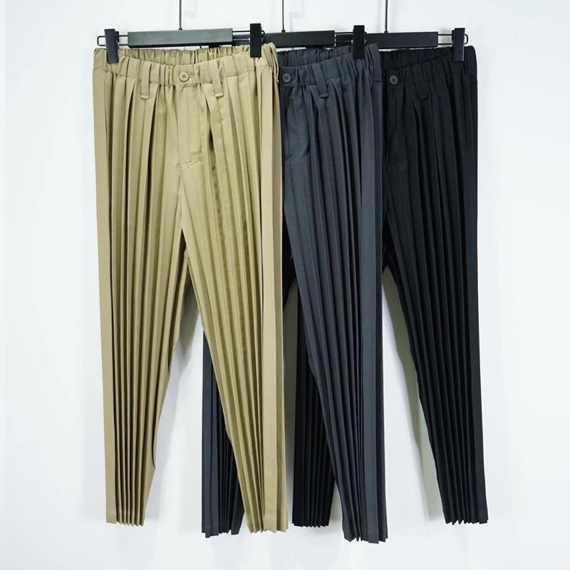 Miyake – costume plissé pour hommes