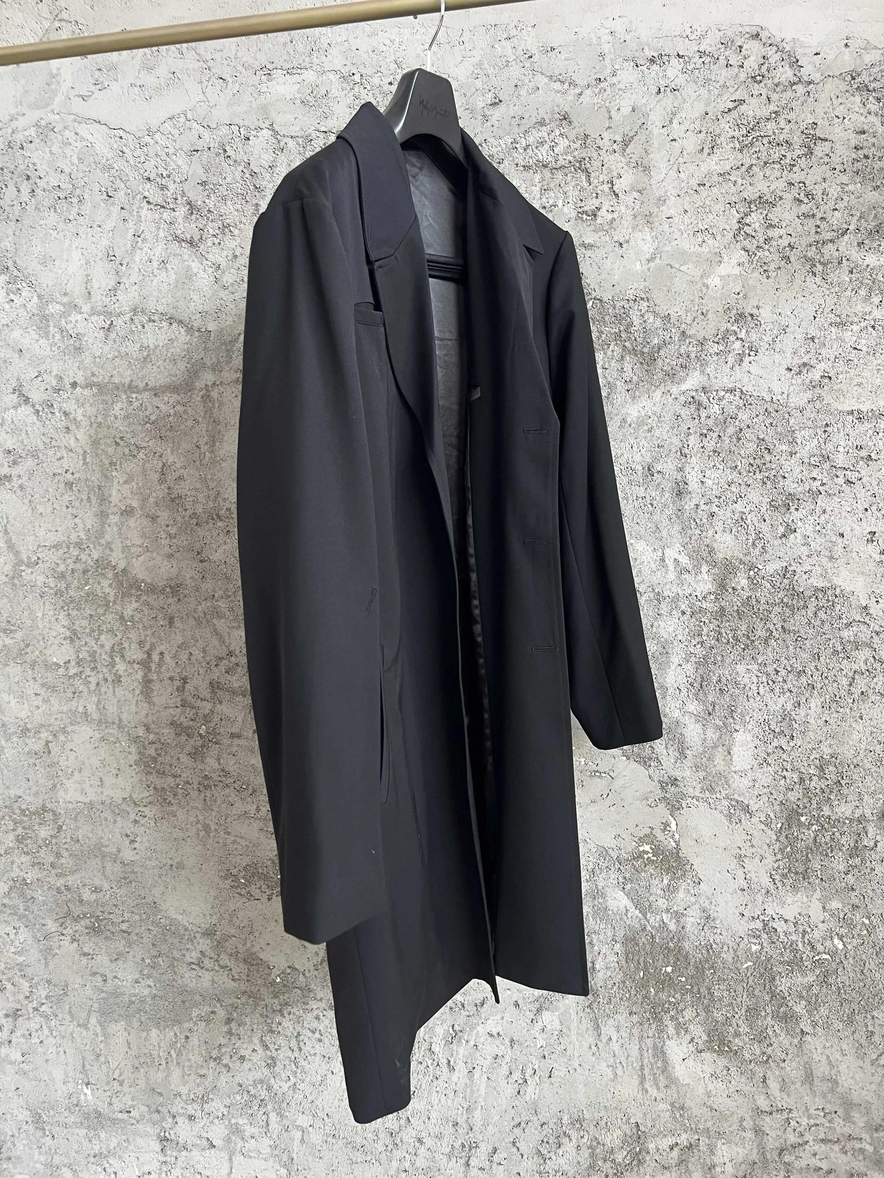Un costume noir avec un revers incliné