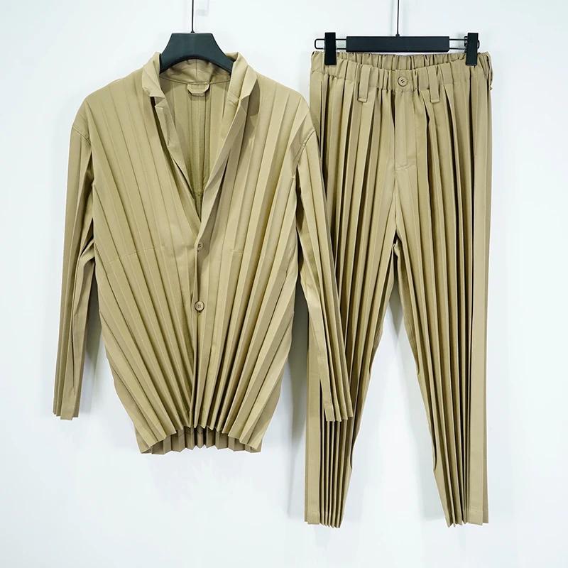 Miyake – costume plissé pour hommes