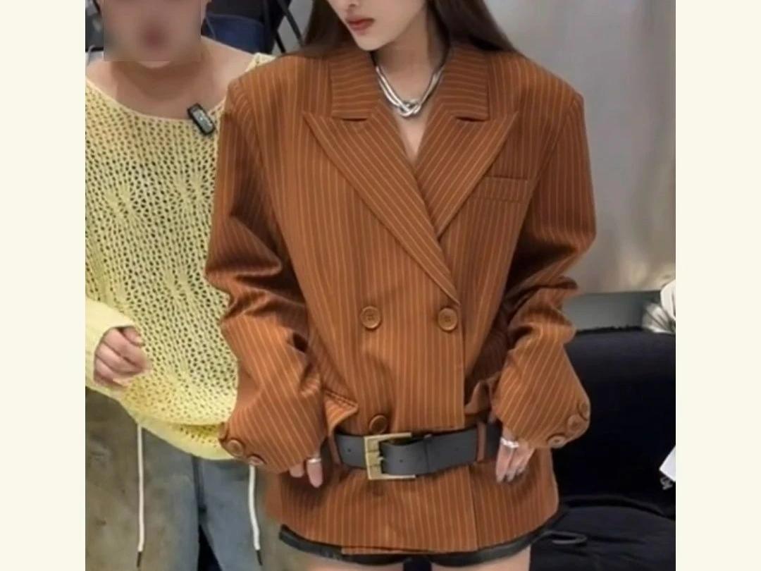 Costume rayé marron pour le trajet domicile-travail, veste haut de gamme à épaulettes