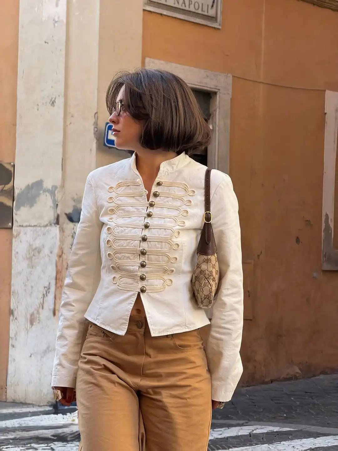 Veste blanche minimaliste à col montant structuré