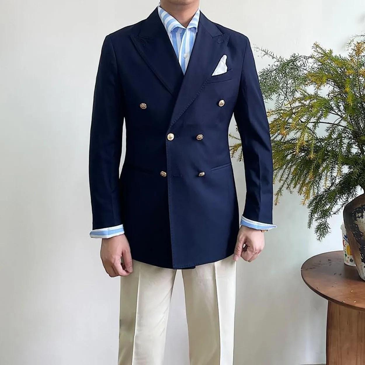 Blazer croisé pour homme à revers pointus et boutons dorés