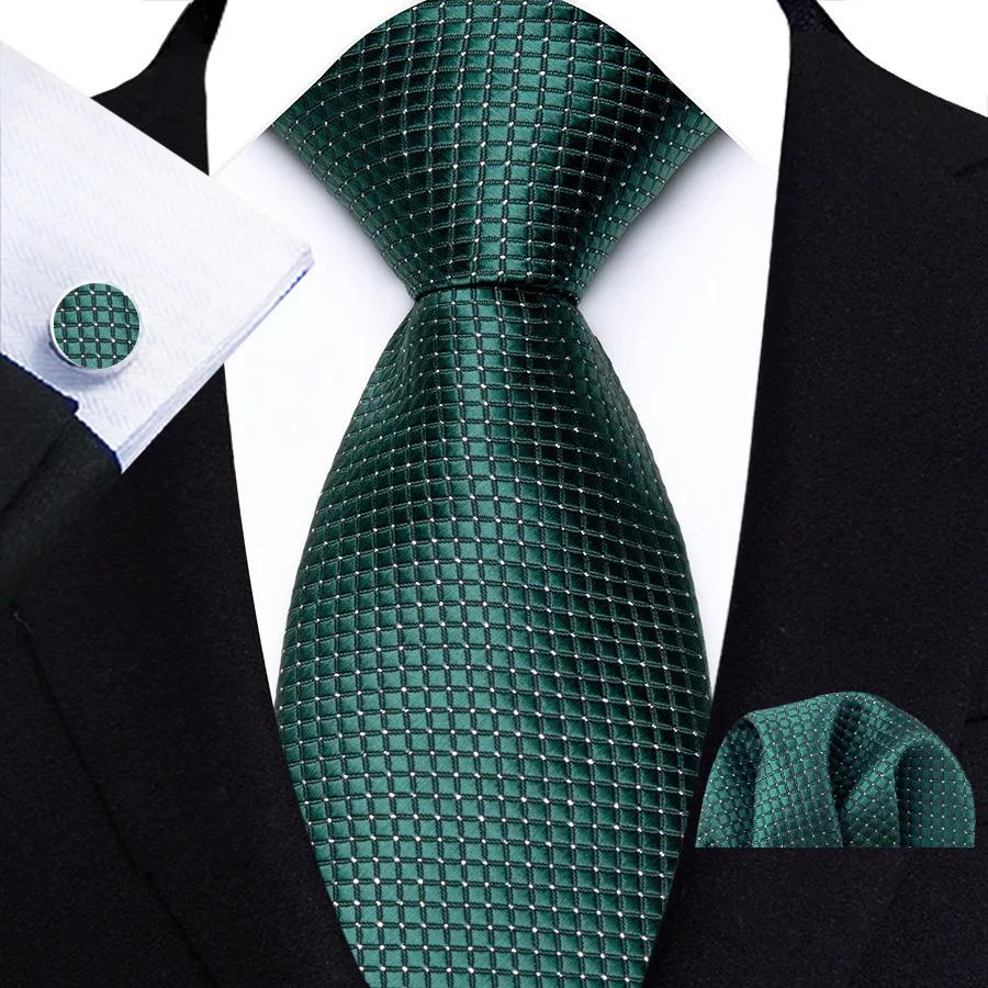 Ensemble de costume de mariage pour homme : motif quadrillé discret et tons unis avec cravate